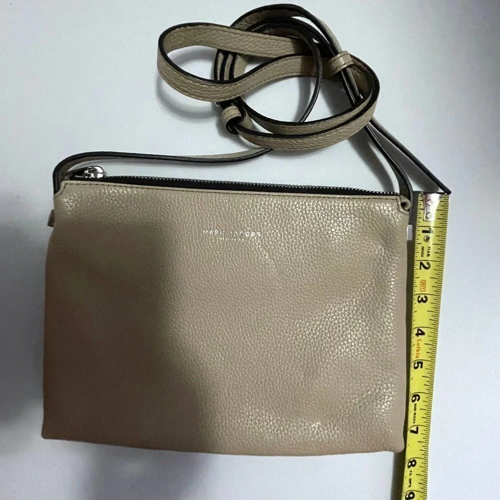 𝅺marc Jacobs Taupe Leather Crossbody Handbag